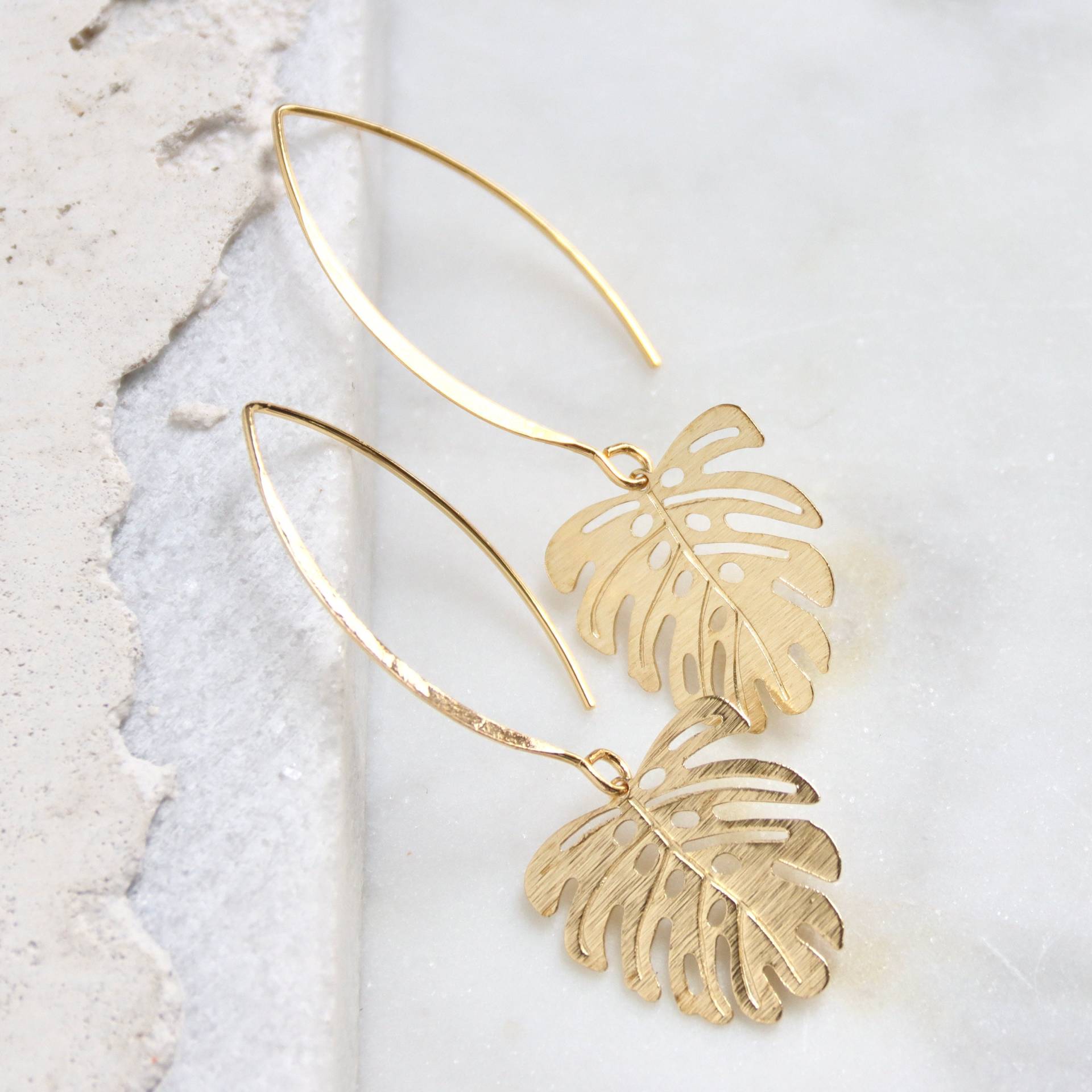 Monstera Blatt Tropfen Ohrringe - Gold von MesaBlue