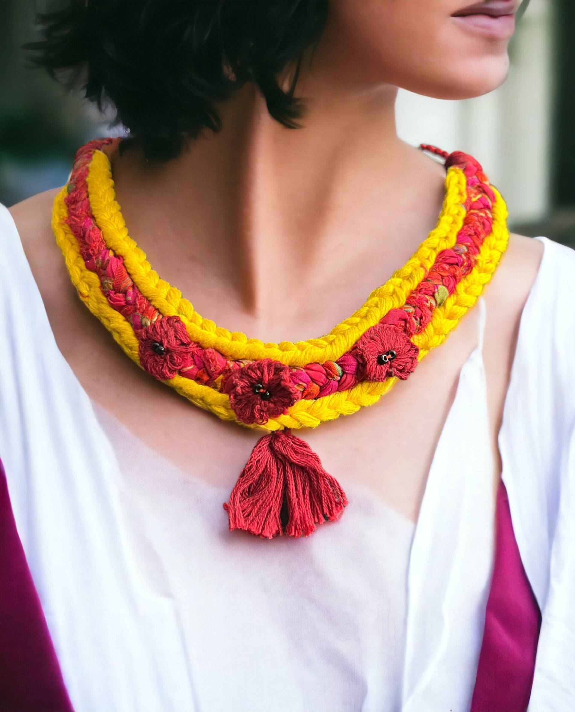 Handgemachte Seide Sari Stoff Halskette Roter Blumen Boho Schmuck Handgemachte Seide Sari Stoff Halskette Roter Blumen Boho Schmuck von MeshyamCreations
