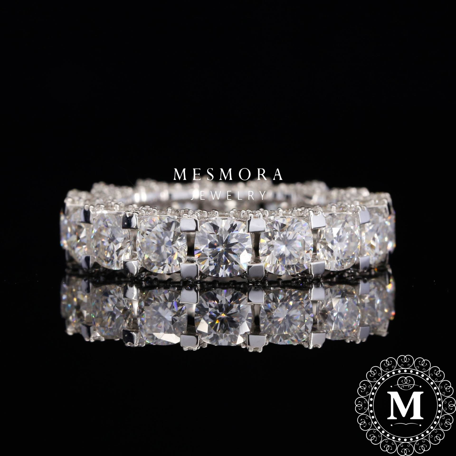 3 Seite Pave Band Kissen Moissanite Ehering Diamant Stapelband Breites Diamantband Zierliches Goldband Volle Ewigkeit Kissenband von MesmoraJewelry