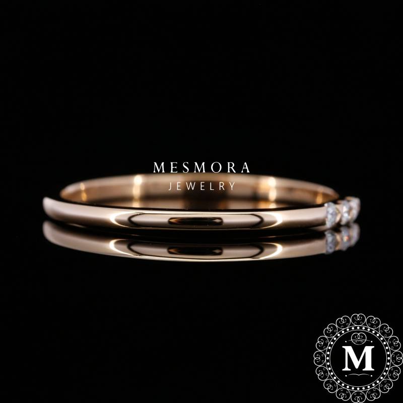 3 Stein Ring Minimalist Moissanite Zierliche Ehering Minimal Stacking Rose Gold Ring, Hochzeitsgeschenke von MesmoraJewelry