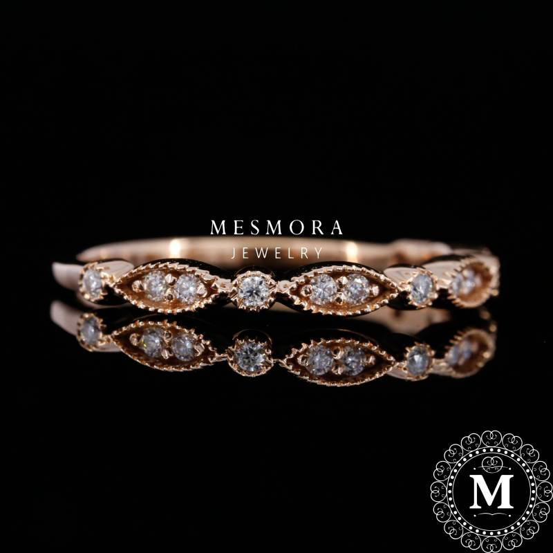 Art Deco Halbe Eternity Ehering Farblos Moissanit Banderole Milgrainer Passende Ringe Für Ihre Hochzeitsgeschenke von MesmoraJewelry