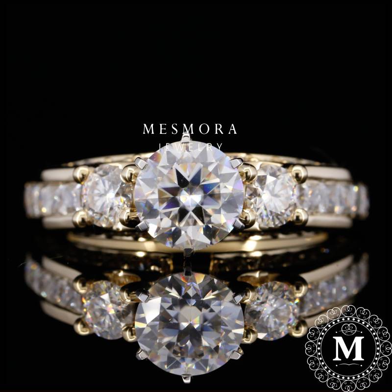 Drei-Stein-Verlobungsring Moissanite Verlobungsring Prinzessin Seite Assent Stone Ring Solitaire Vintage Vorschlag von MesmoraJewelry