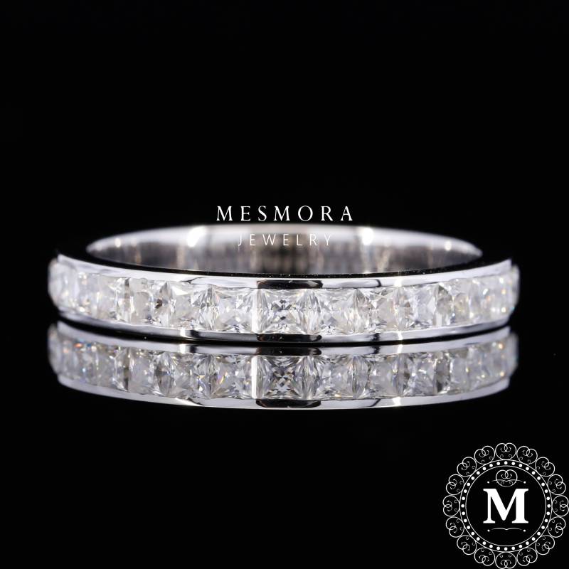 Prinzessin Moissanite Band Princess Cut Diamant Hochzeitsband Halbe Eternity Channel Setting Einzigartiger Prinzessinnenring von MesmoraJewelry
