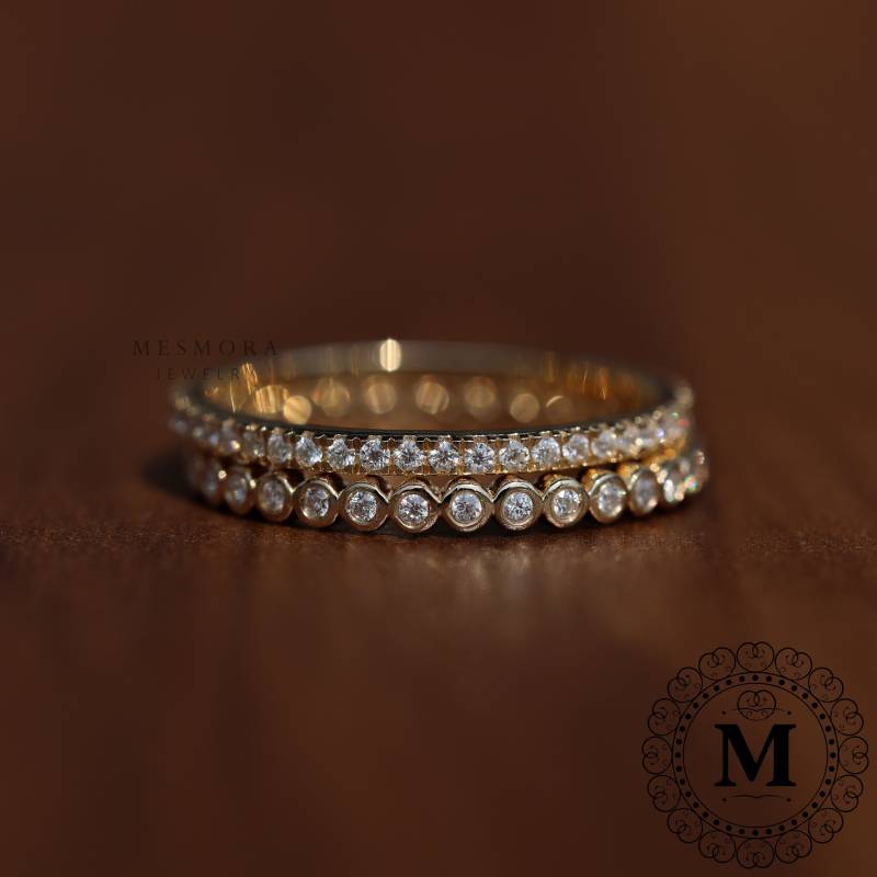 Set Aus Zwei Trauringen Lünette Band Mit 1, 0 Mm Farblos Moissanite Ehering Jubiläum Passende Bänder Als Hochzeitsgeschenk von MesmoraJewelry