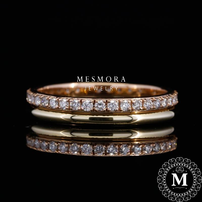 Set Mit Zwei Micro Pave Band 2 Mm Plane Gold Moissanite Hochzeitsringe Jubiläum Passende Bänderhochzeitsgeschenke von MesmoraJewelry