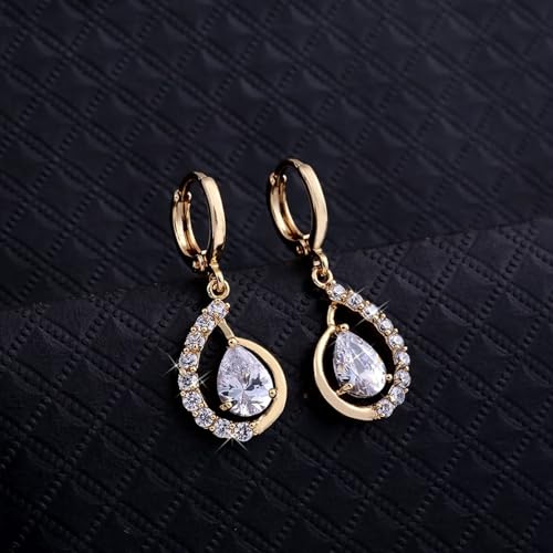 Ohrringe Mädchen Gold, Frauen Ohrhänger aus 9 Karat Gelbgold Wassertropfenform mit Moissanit von Mesnt