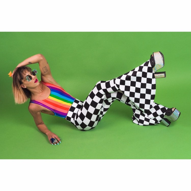 Schwarz Weiß Checker Unisex Schlaghosen - Karierte Hose - Zirkus Kostüm - Clown - Rave Dance Burning Man - Mamma Mia Bell Bottoms von MessQueenNewYork