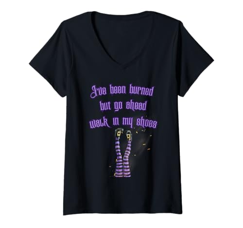Damen Ich wurde verbrannt, Aber mach weiter GEH in Meinen Schuhen Burning Witch T-Shirt mit V-Ausschnitt Damen Ich wurde verbrannt, Aber mach weiter GEH in Meinen Schuhen Burning Witch T-Shirt mit V-Ausschnitt von Mestiza Rebel Art