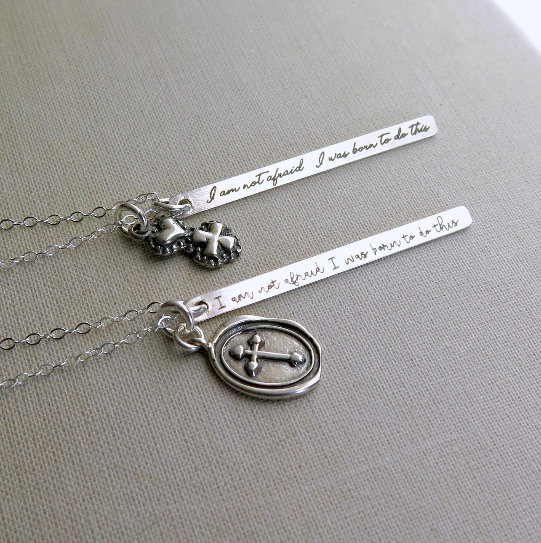 Die Heilige Jeanne D'arc Halskette - Inspirierender Schmuck Für Konfirmation, Abschlussfeier Und Spirituelle Meilensteine Die Heilige Jeanne D'arc Halskette - Inspirierender Schmuck Für Konfirmation, Abschlussfeier Und Spirituelle Meilensteine von MetalAndAshStudio