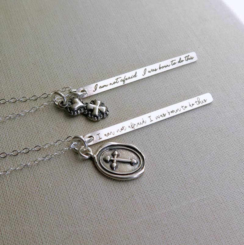 Die Heilige Jeanne D'arc Halskette - Inspirierender Schmuck Für Konfirmation, Abschlussfeier Und Spirituelle Meilensteine Die Heilige Jeanne D'arc Halskette - Inspirierender Schmuck Für Konfirmation, Abschlussfeier Und Spirituelle Meilensteine von MetalAndAshStudio