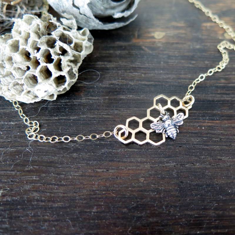 Bienenwaben-Anhänger Bronze-Biene Mit Kette Aus Sterlingsilber Bienenwaben-Anhänger Bronze-Biene Mit Kette Aus Sterlingsilber von MetalAndAshStudio