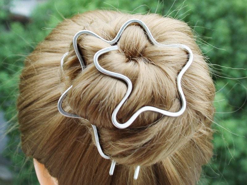 Silver Hair Clip Bun Holder Fork, Hammered Pin Pick Metal Slide Brooch Frauen Geschenk von MetalArtSpace
