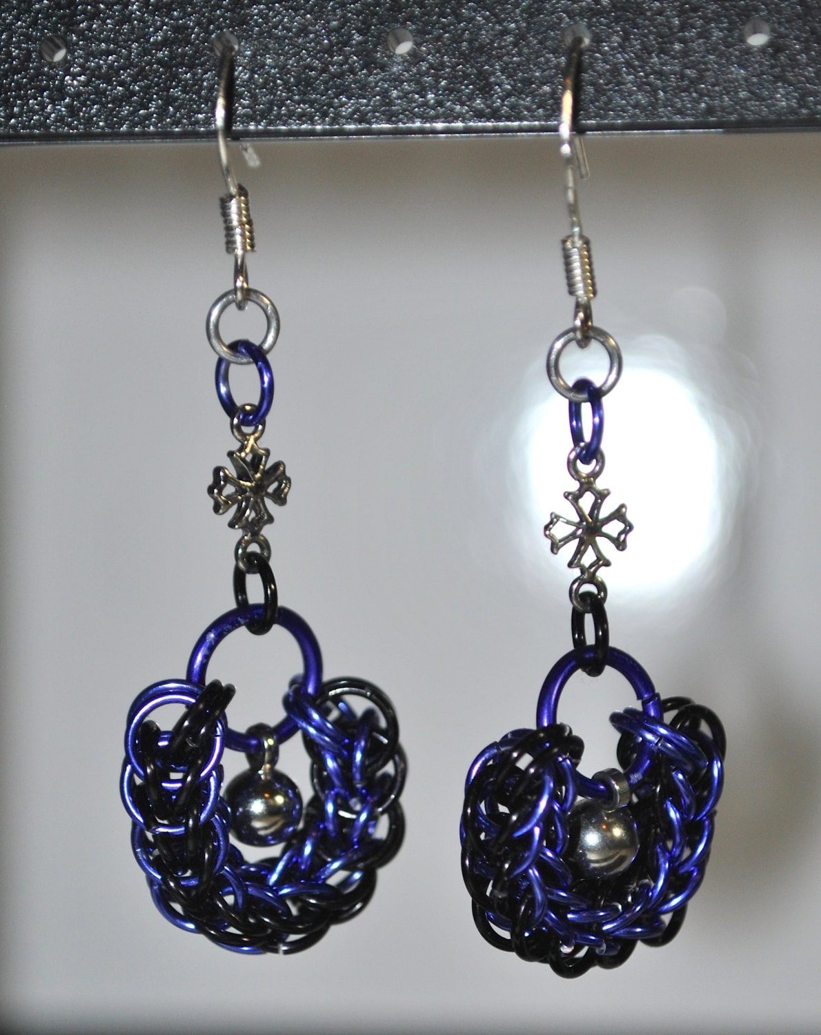 Irre Bunten Chainmaille Ohrringe Mit Silber Beads Irre Bunten Chainmaille Ohrringe Mit Silber Beads von MetalEyeJewelry