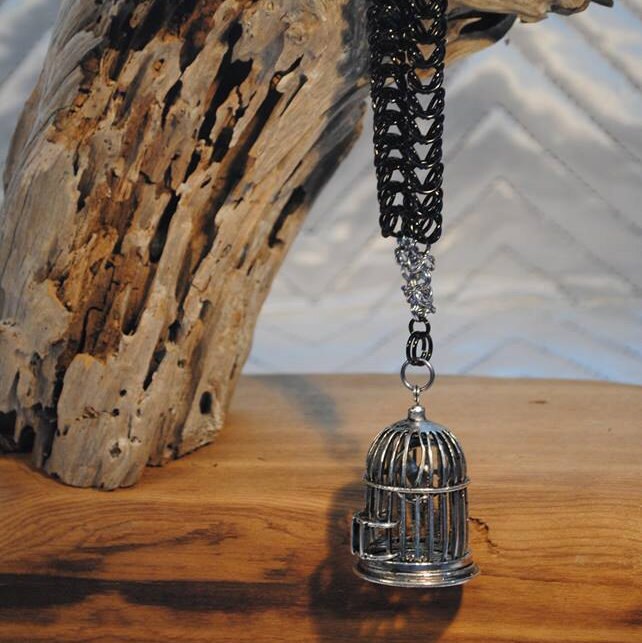 Lange Schwarze & Dark Silberkette Chainmaille Mit Funky Vogelkäfig Anhänger Lange Schwarze & Dark Silberkette Chainmaille Mit Funky Vogelkäfig Anhänger von MetalEyeJewelry