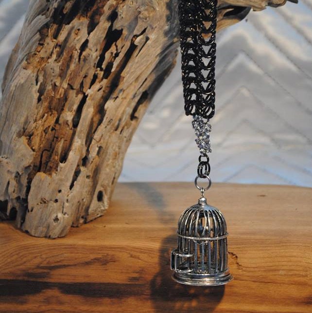 Lange Schwarze & Dark Silberkette Chainmaille Mit Funky Vogelkäfig Anhänger Lange Schwarze & Dark Silberkette Chainmaille Mit Funky Vogelkäfig Anhänger von MetalEyeJewelry