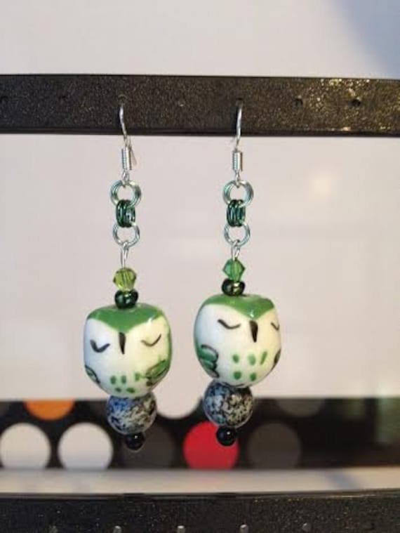Süße Bunte Keramik Eule Ohrstecker Süße Bunte Keramik Eule Ohrstecker von MetalEyeJewelry