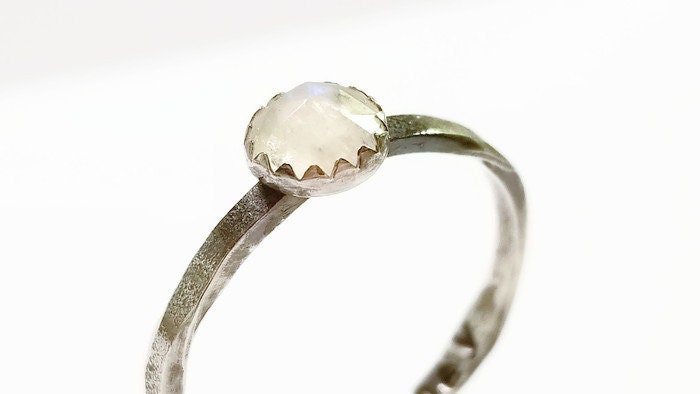 6mm Facettierter Natürlicher Mondstein, Sterling Silber Stack, Texturiertes Band, Oxidierter Ring, Regenbogen Flash Mondstein Stack Ring von MetalHeartByRenee