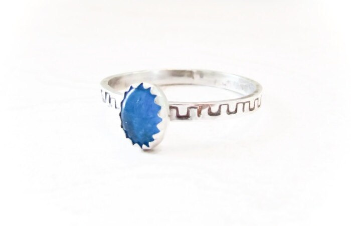 Blaue Apatit Ring Hand, Stapelring, 2mm Handgestempelt Band, 5 X 7 Neon Blaue Apatit, Oxidiert Ring von MetalHeartByRenee