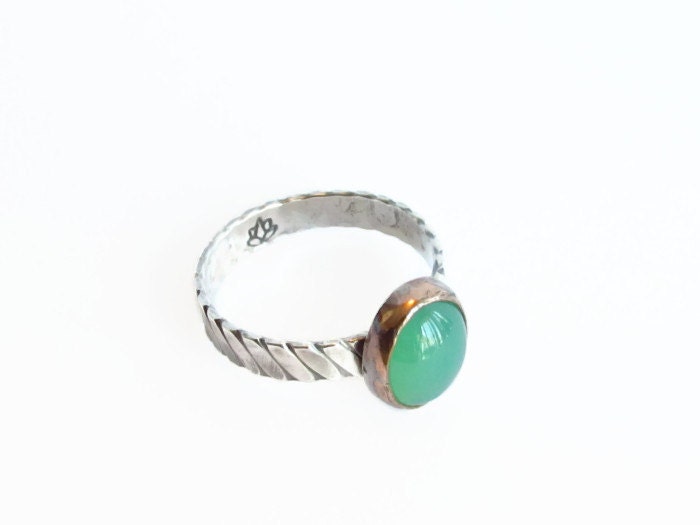 Grün Chrysopras Oval, Mixed Metal Stack Ring, Rustikal Stapeln Gehämmert Silber Und Kupfer Stapelring, Aussagering, Boho Ring von MetalHeartByRenee