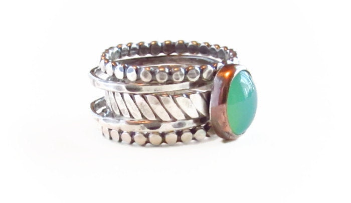 Grüne Chrysopras Ring, Mixed Metal, Stapelring, Rustikal Stapeln Gehämmert Silber Und Kupfer Stack Ring Set, Boho Oxidiert von MetalHeartByRenee