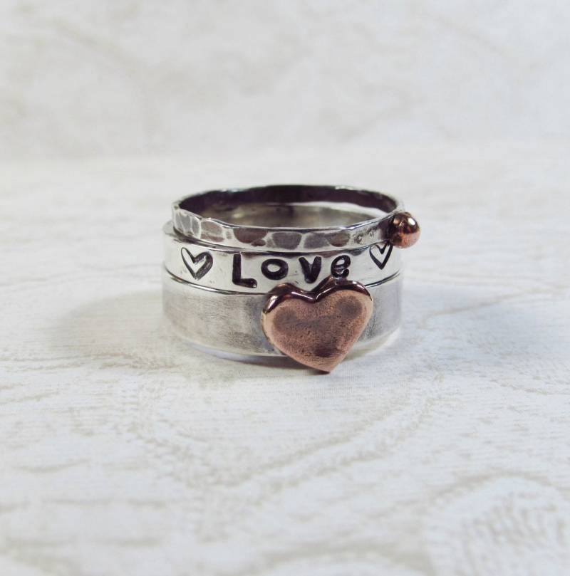 Mixed Metal Stack Ring, Namensring, Personalisierter Kupfer Herz Rustikal, Vintage Look, Mutter Handgestempelt Valentinstag Geschenk von MetalHeartByRenee