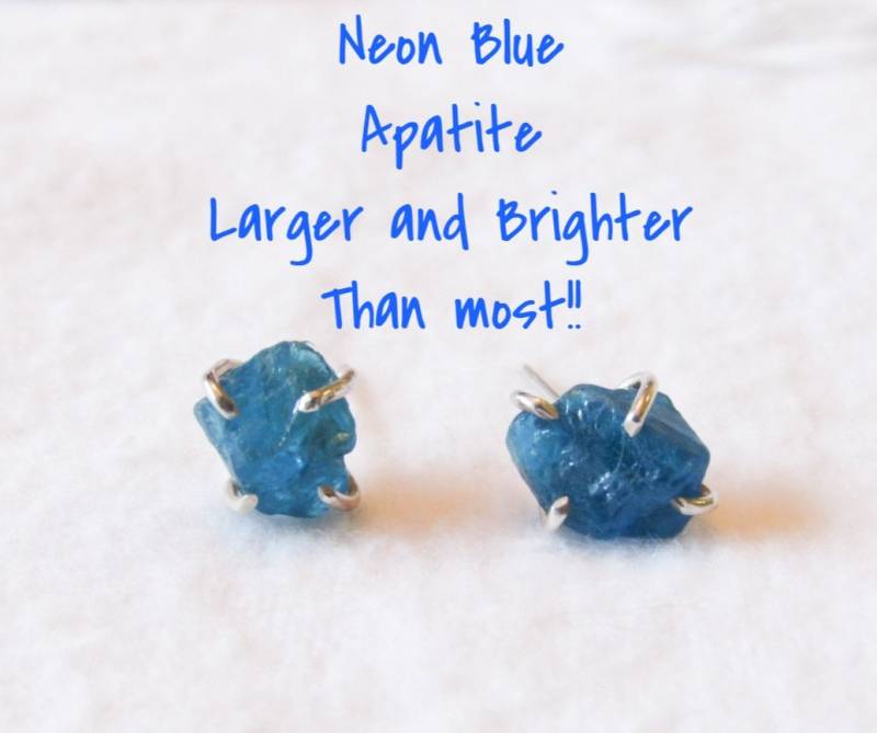 Neon Apatit Rough Cut Roher Apatit Freiform Stift Set Ohrstecker Blau Stud Ohrring Brautjungfer Geschenk Etwas Braut Hochzeit von MetalHeartByRenee