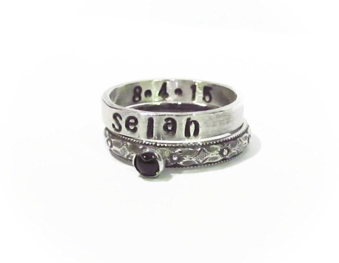 Personalisierte Stapel Ring, Peridot, August Geburtsstein, Januar Stein, Granat, Mutter Geburtsstein Hand Gestempelt Ring von MetalHeartByRenee