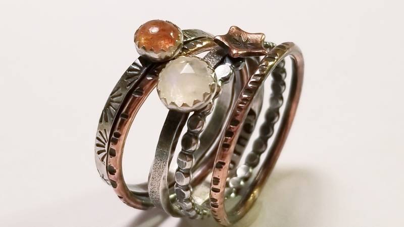 Sonnenstein Ring, Kupfer Stern, Mixed Metal Stack Rustikaler Handstempel, Initial, Personalisierter Mutterring, Juni Birthstone von MetalHeartByRenee