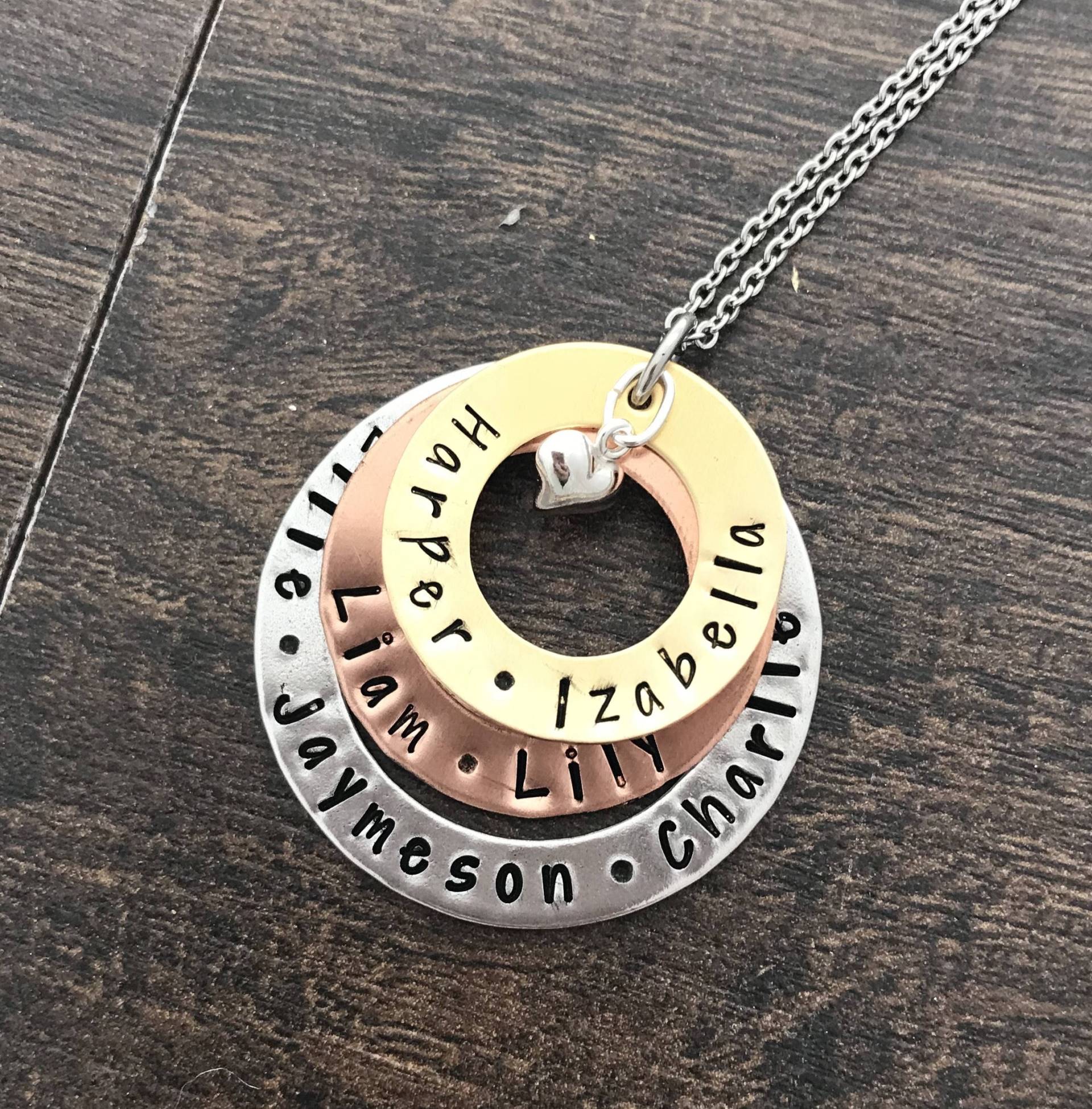 Handgestempelte Namenskette Für Oma Oder Mama. Personalisiert Mit Geburtssteinen. Muttertagsgeschenk. Valentinstag Geschenk. Geschenk Sie. Handgestempelte Namenskette Für Oma Oder Mama. Personalisiert Mit Geburtssteinen. Muttertagsgeschenk. Valentinstag Geschenk. Geschenk Sie. von MetalJewelryAmy