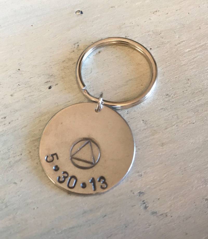 Nüchternheit Geschenk. Jahrestag. Nüchterner Schlüsselanhänger. Datum Nüchterne Erholung. Ein Genesungs-Geschenke Nüchternheit Geschenk. Jahrestag. Nüchterner Schlüsselanhänger. Datum Nüchterne Erholung. Ein Genesungs-Geschenke von MetalJewelryAmy