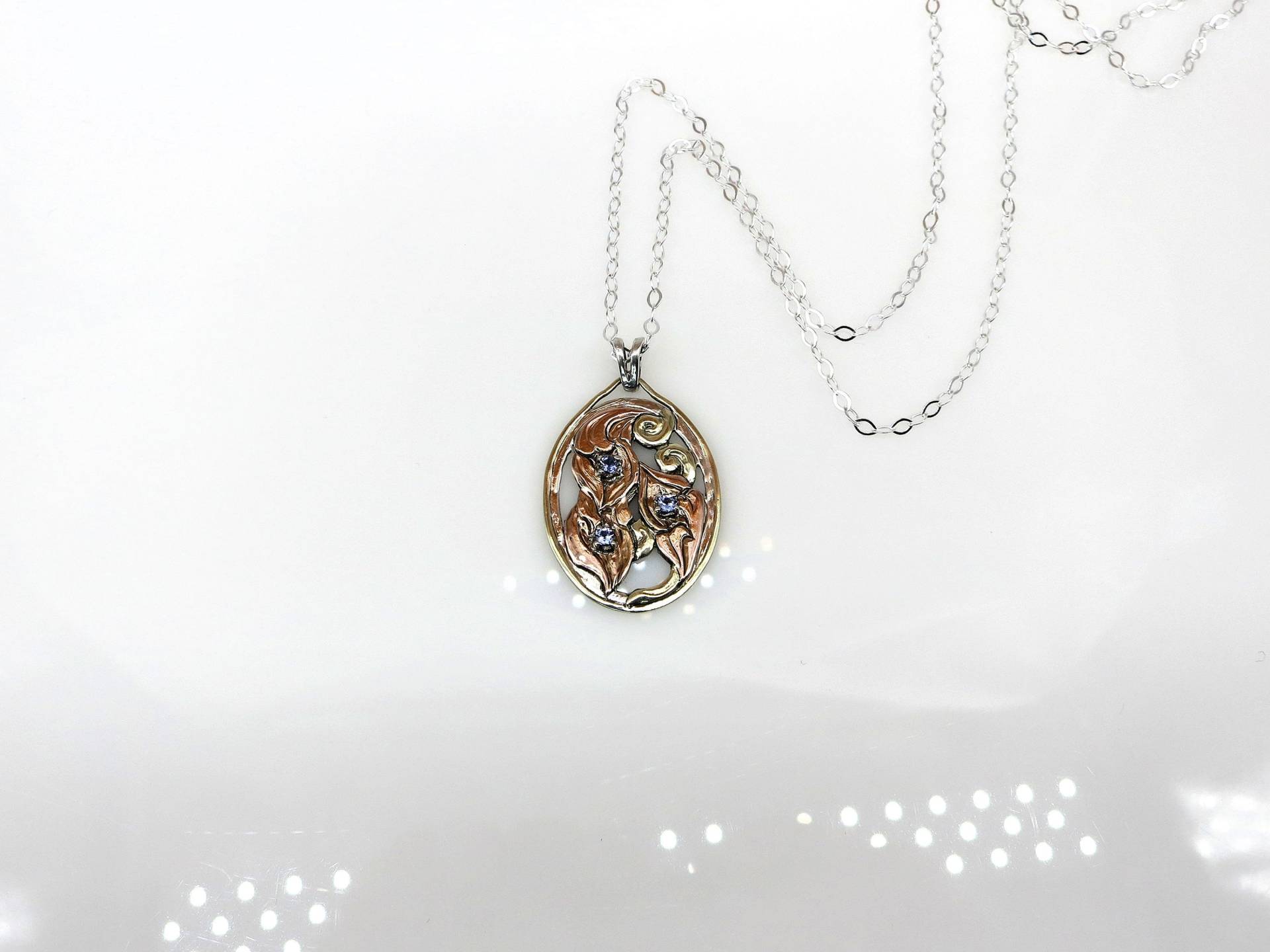 Rose Gold Und Grün 14K Overlays Mit Tanzanit in Sterling Silber Einstellungen Anhänger Geformte Hand Geschnitzt Hergestellt Schmuck Halskette von MetalManiacArt