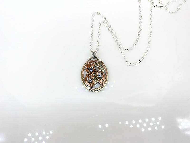 Rose Gold Und Grün 14K Overlays Mit Tanzanit in Sterling Silber Einstellungen Anhänger Geformte Hand Geschnitzt Hergestellt Schmuck Halskette Rose Gold Und Grün 14K Overlays Mit Tanzanit in Sterling Silber Einstellungen Anhänger Geformte Hand Geschnitzt Hergestellt Schmuck Halskette von MetalManiacArt