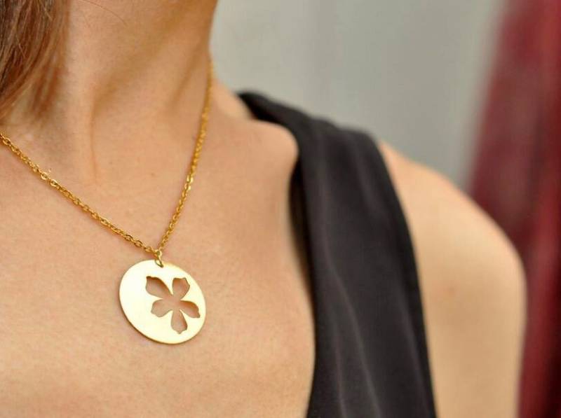 Vergoldete Hibiskus Cut-Out Halskette Vergoldete Hibiskus Cut-Out Halskette von MetalMoonBrooklyn