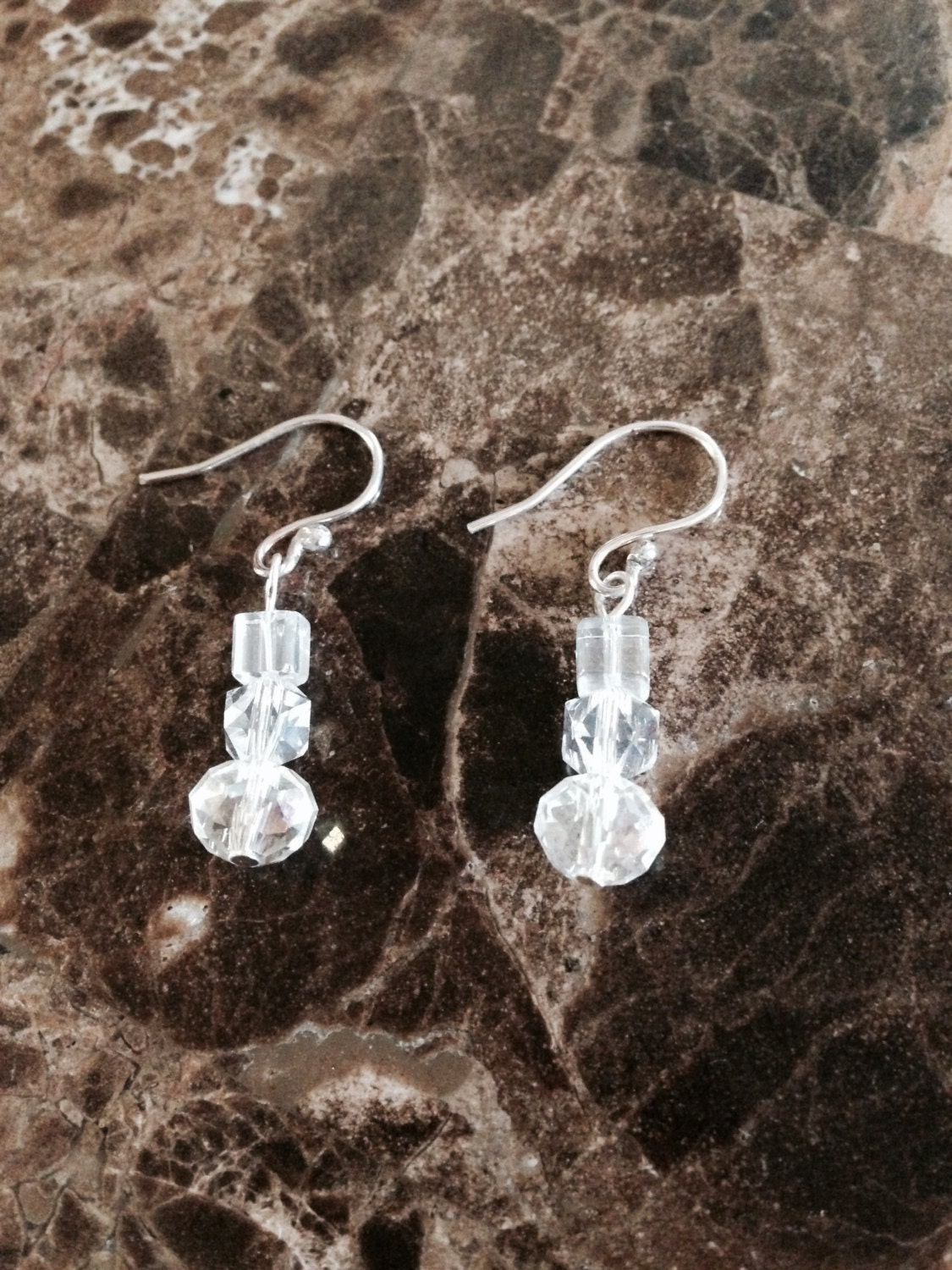 Eis Tier Ohrringe. Ideal Für Den Urlaub Oder Jeden Tag. Drei Unterschiedlich Große Kristalle Auf Handgefertigte Sterling Ohr Drähte Eis Tier Ohrringe. Ideal Für Den Urlaub Oder Jeden Tag. Drei Unterschiedlich Große Kristalle Auf Handgefertigte Sterling Ohr Drähte von MetalMorphology
