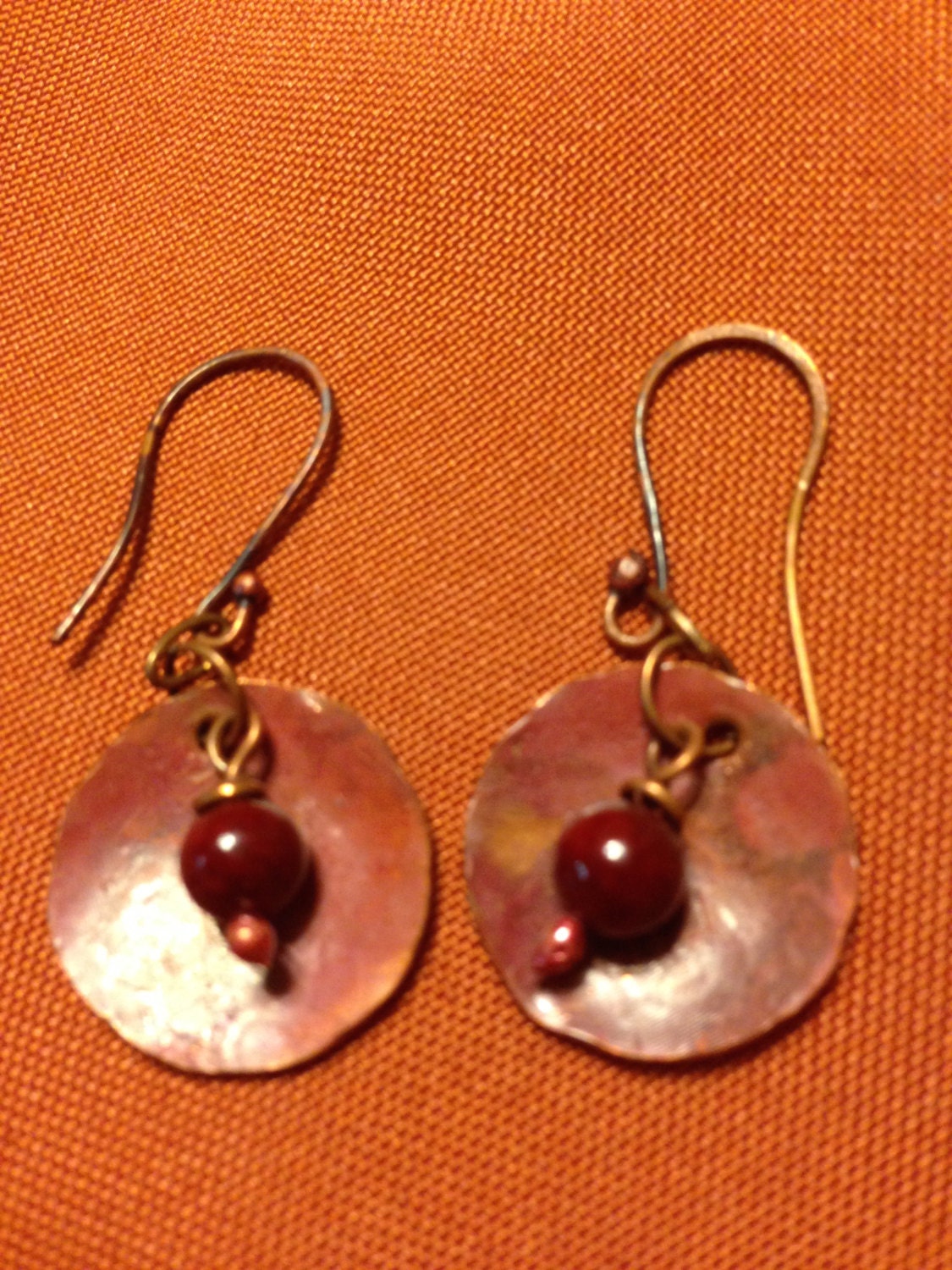 Handgefertigte Kupfer Scheiben Mit Cranberry Rote Perle Und Tiefen Rot Feuer Patina Handgefertigte Kupfer Scheiben Mit Cranberry Rote Perle Und Tiefen Rot Feuer Patina von MetalMorphology