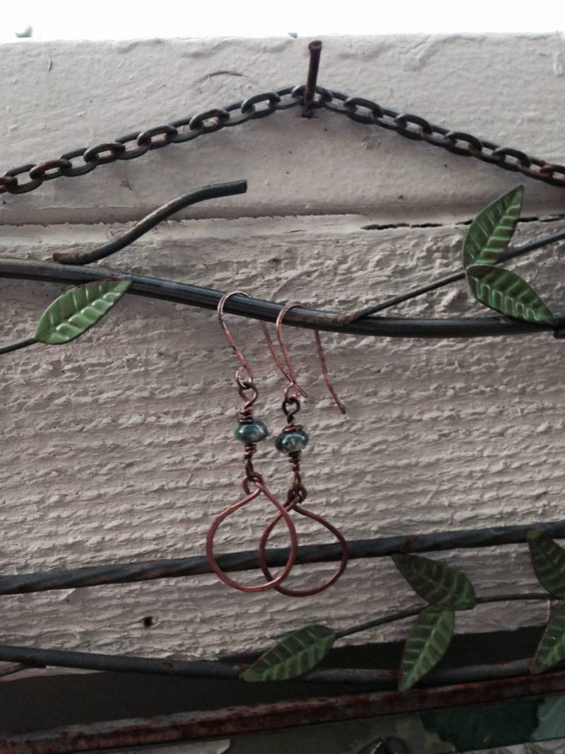 Handgefertigte Kupfercreolen Mit Feuerroter Patina Und Grüner Steinperle An Handgemachten Kupferhaken Handgefertigte Kupfercreolen Mit Feuerroter Patina Und Grüner Steinperle An Handgemachten Kupferhaken von MetalMorphology