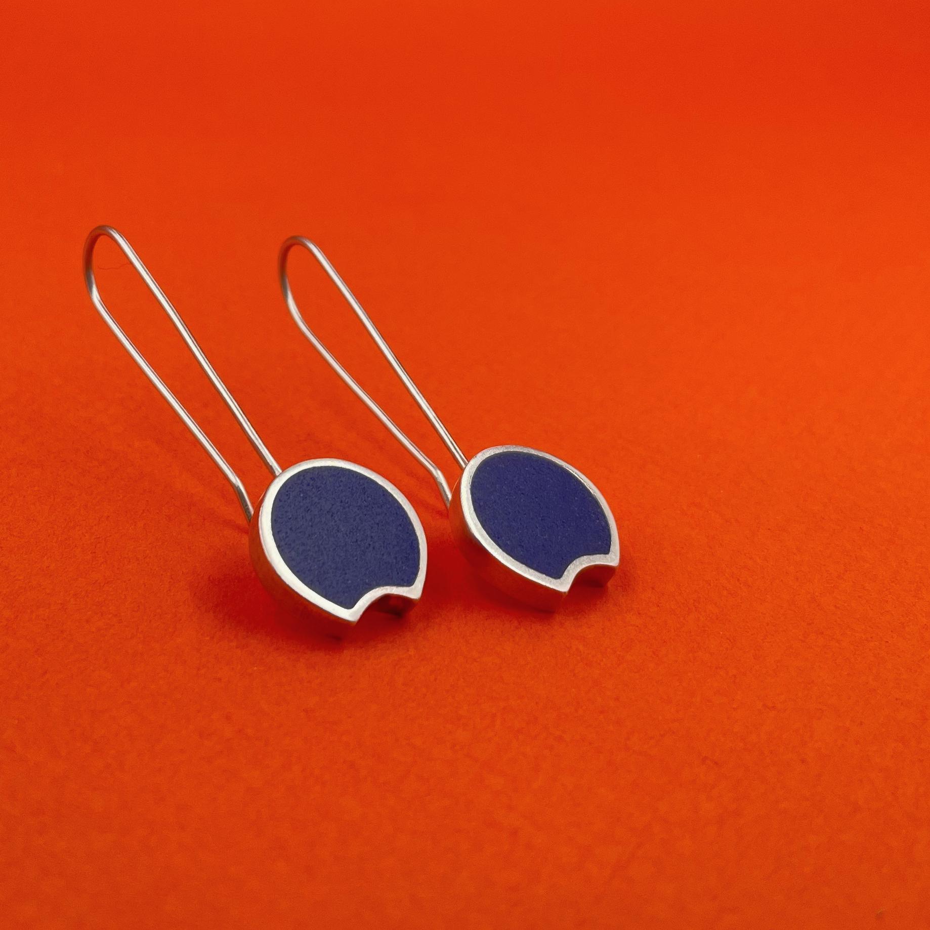 Cobalt Blue Moderne Minimal Crescent Dangle Ohrringe. Sterling Silber Und Geschliffenes Glas Cobalt Blue Moderne Minimal Crescent Dangle Ohrringe. Sterling Silber Und Geschliffenes Glas von MetalObjects