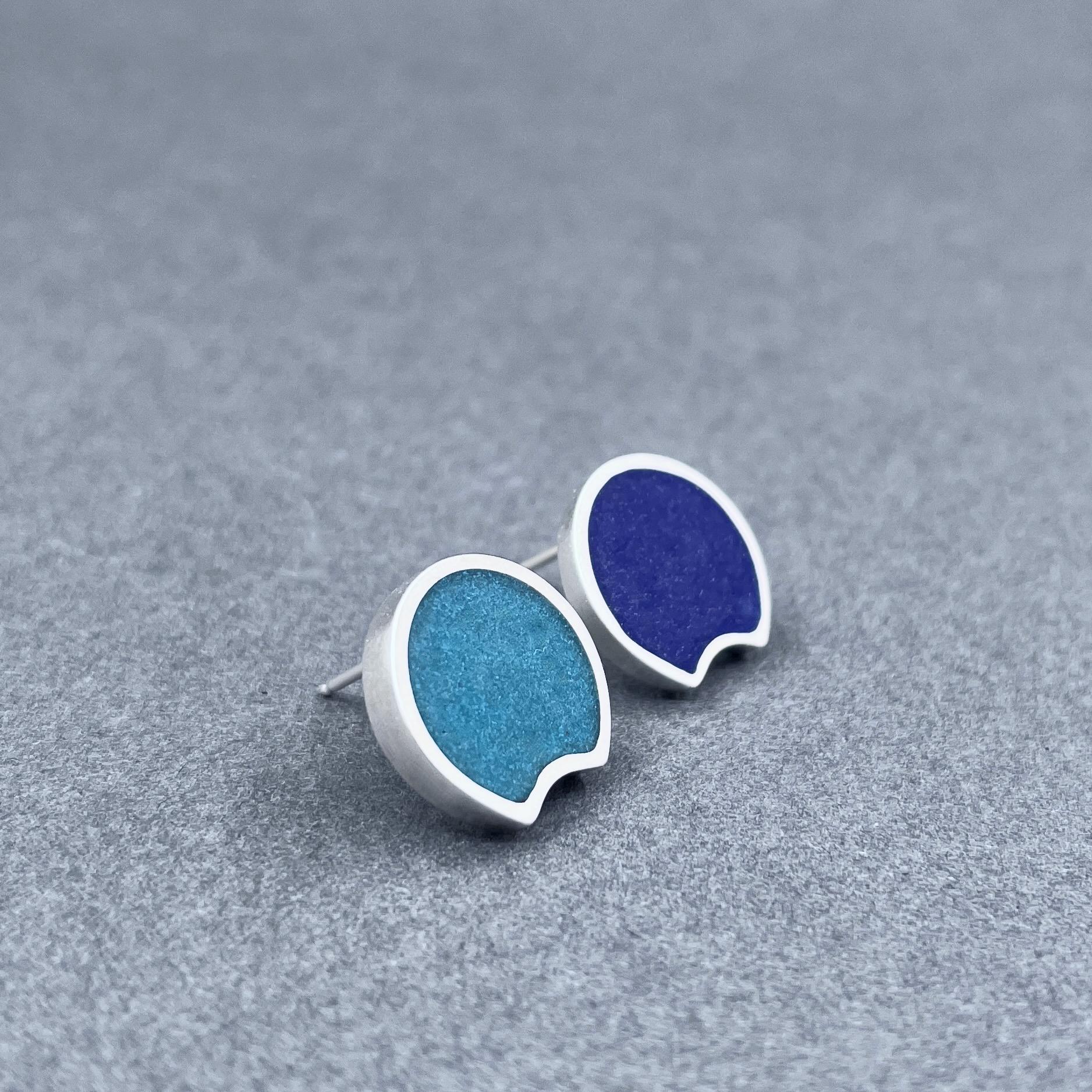 Einzelstück Deko Blaue Halbmond-Ohrstecker in Peacock Oder Kobalt. Minimal Schmuck . Silber & Glas Einzelstück Deko Blaue Halbmond-Ohrstecker in Peacock Oder Kobalt. Minimal Schmuck . Silber & Glas von MetalObjects