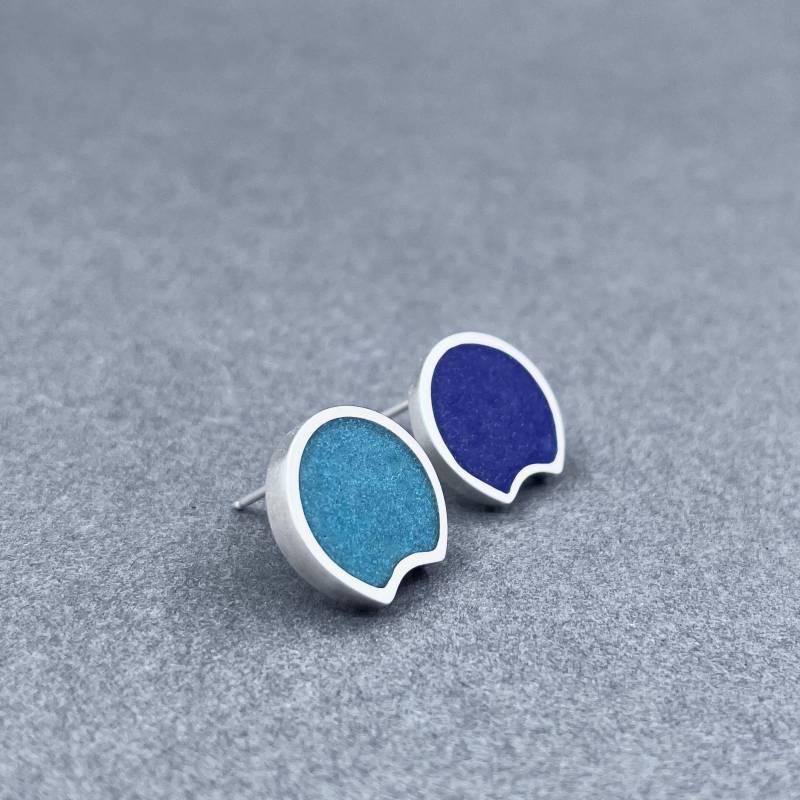 Einzelstück Deko Blaue Halbmond-Ohrstecker in Peacock Oder Kobalt. Minimal Schmuck . Silber & Glas Einzelstück Deko Blaue Halbmond-Ohrstecker in Peacock Oder Kobalt. Minimal Schmuck . Silber & Glas von MetalObjects
