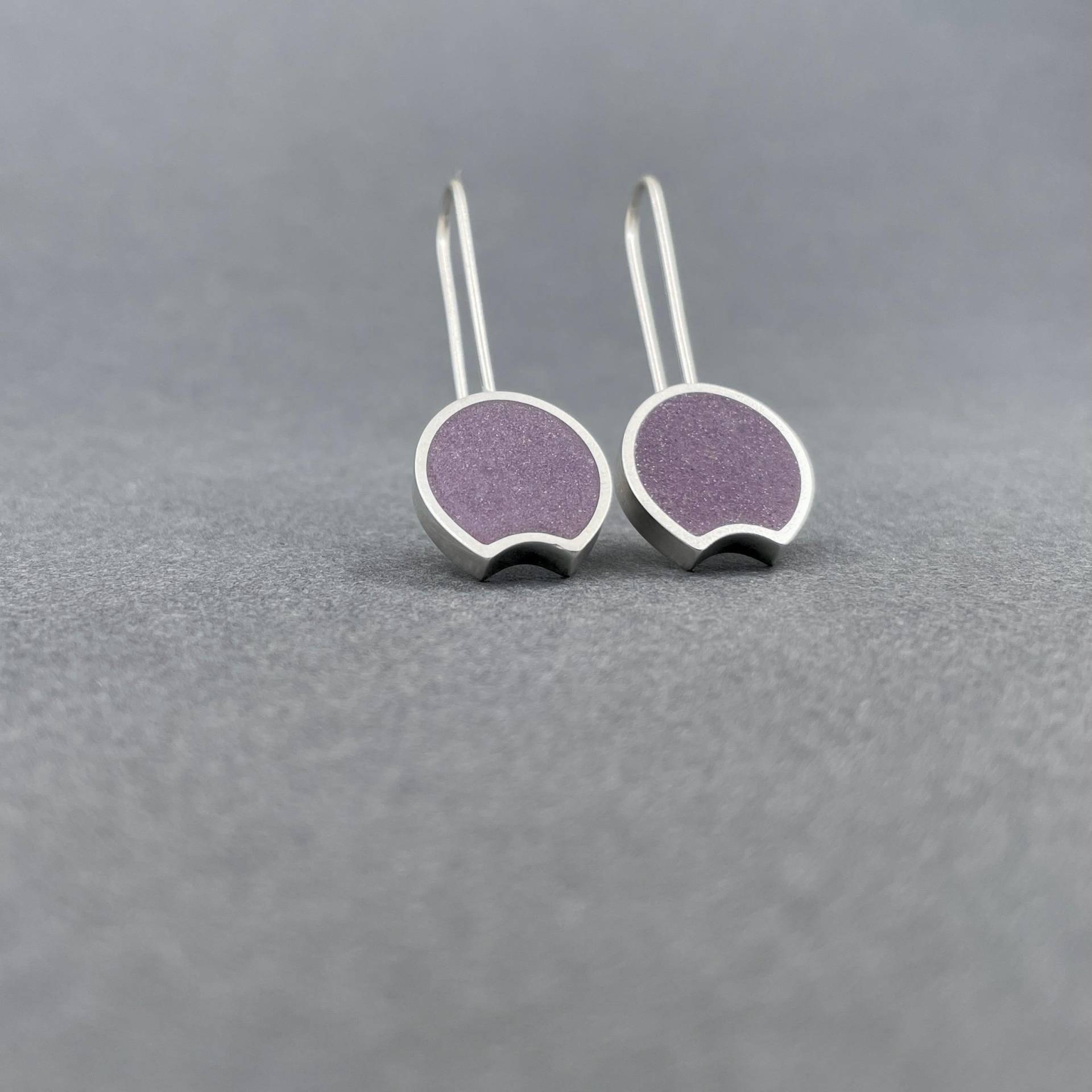Lila Crescent Ohrringe Sterling Silber Und Glasohrhaken . Modern Minimalistisch Lila Crescent Ohrringe Sterling Silber Und Glasohrhaken . Modern Minimalistisch von MetalObjects
