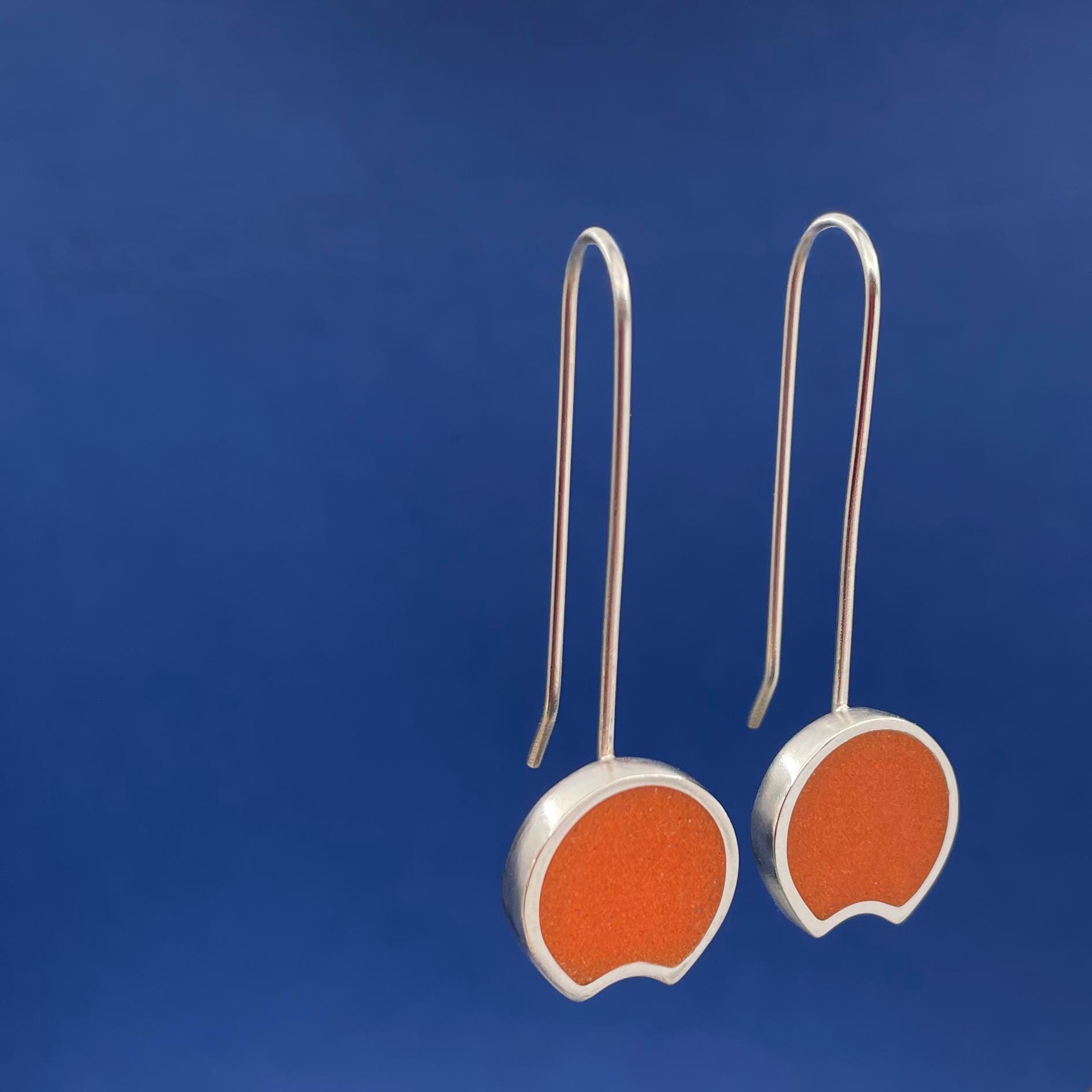Orange Minimale Halbmond Ohrringe. Sterling Silber, Harz Und Geschliffenes Glas Mit Mattem Finish Orange Minimale Halbmond Ohrringe. Sterling Silber, Harz Und Geschliffenes Glas Mit Mattem Finish von MetalObjects
