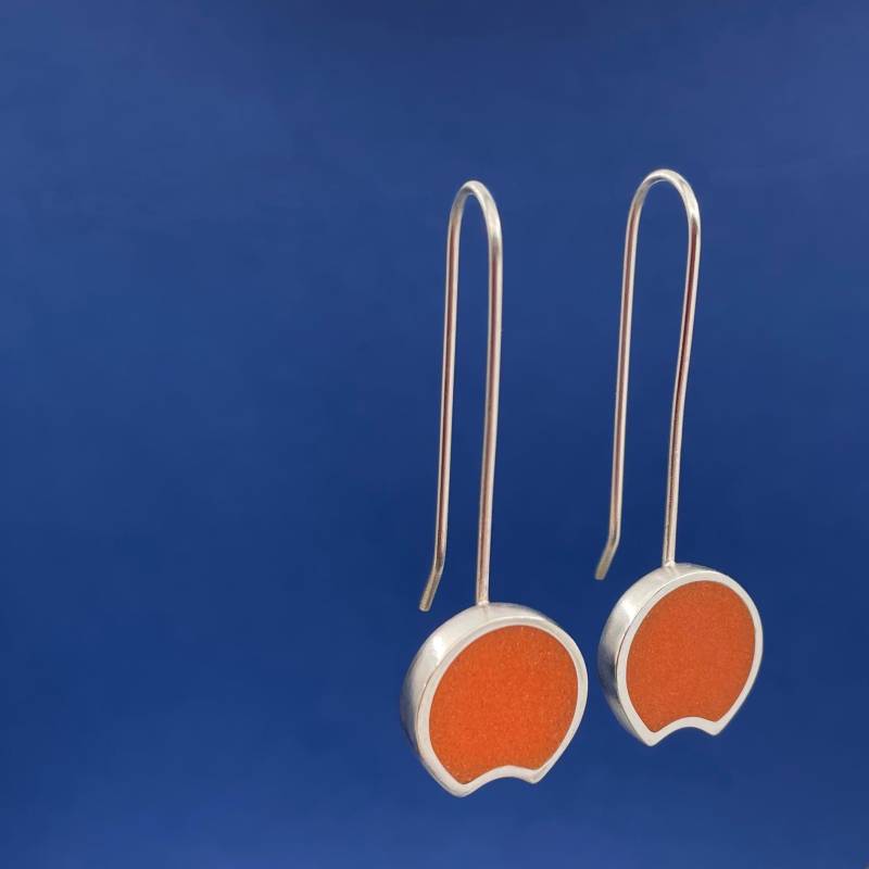 Orange Minimale Halbmond Ohrringe. Sterling Silber, Harz Und Geschliffenes Glas Mit Mattem Finish Orange Minimale Halbmond Ohrringe. Sterling Silber, Harz Und Geschliffenes Glas Mit Mattem Finish von MetalObjects