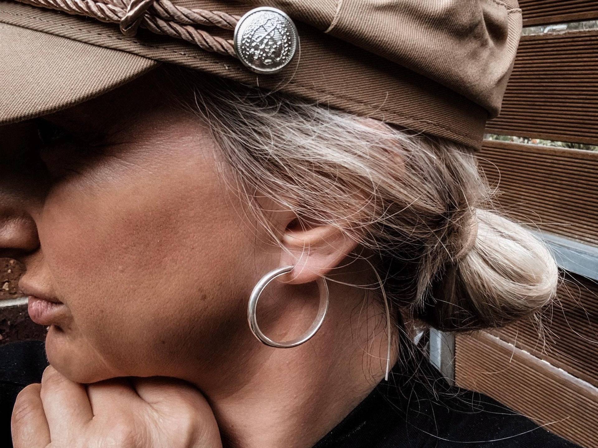 strukturierte Spiral Silber Curl Creolen von MetalRokJewellery