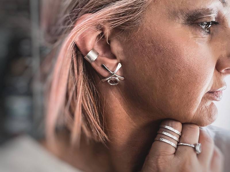Handgemachte Sterlingsilber Xo Ohrstecker Gehämmertes Design von MetalRokJewellery