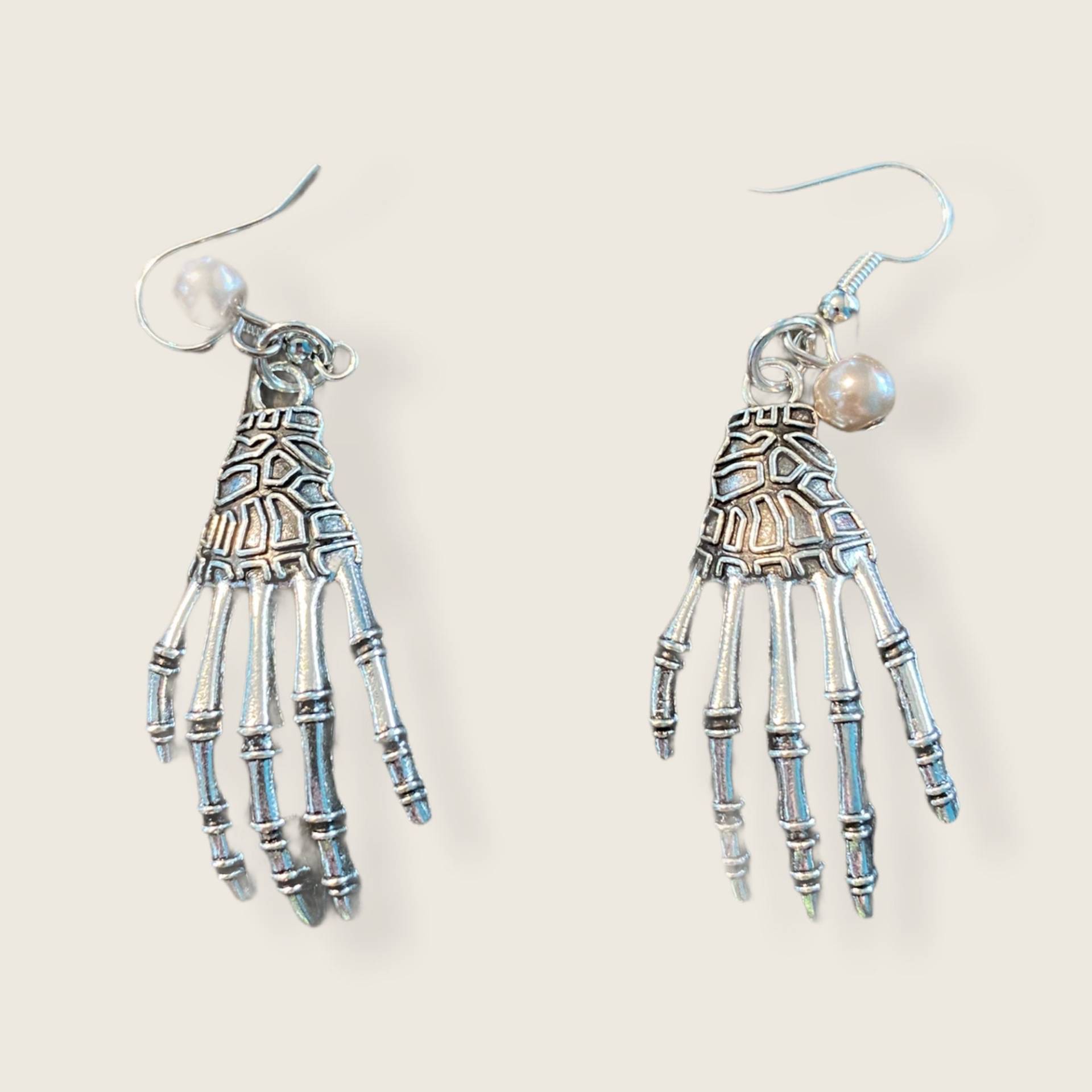 Skelett Hände/Handgemachte Halloween Ohrringe/Personalisiert/Herbst/Baumeln & Tropfen Skelett Hände/Handgemachte Halloween Ohrringe/Personalisiert/Herbst/Baumeln & Tropfen von MetalStampingDiva