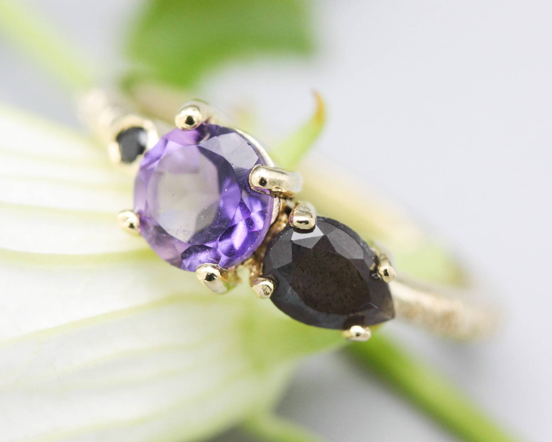 14K Gold-Ehering Mit Amethyst, Labradorit, Schwarzem Spinell Edelstein in Zargen - Und Krappenfassung von MetalStudioJewelry