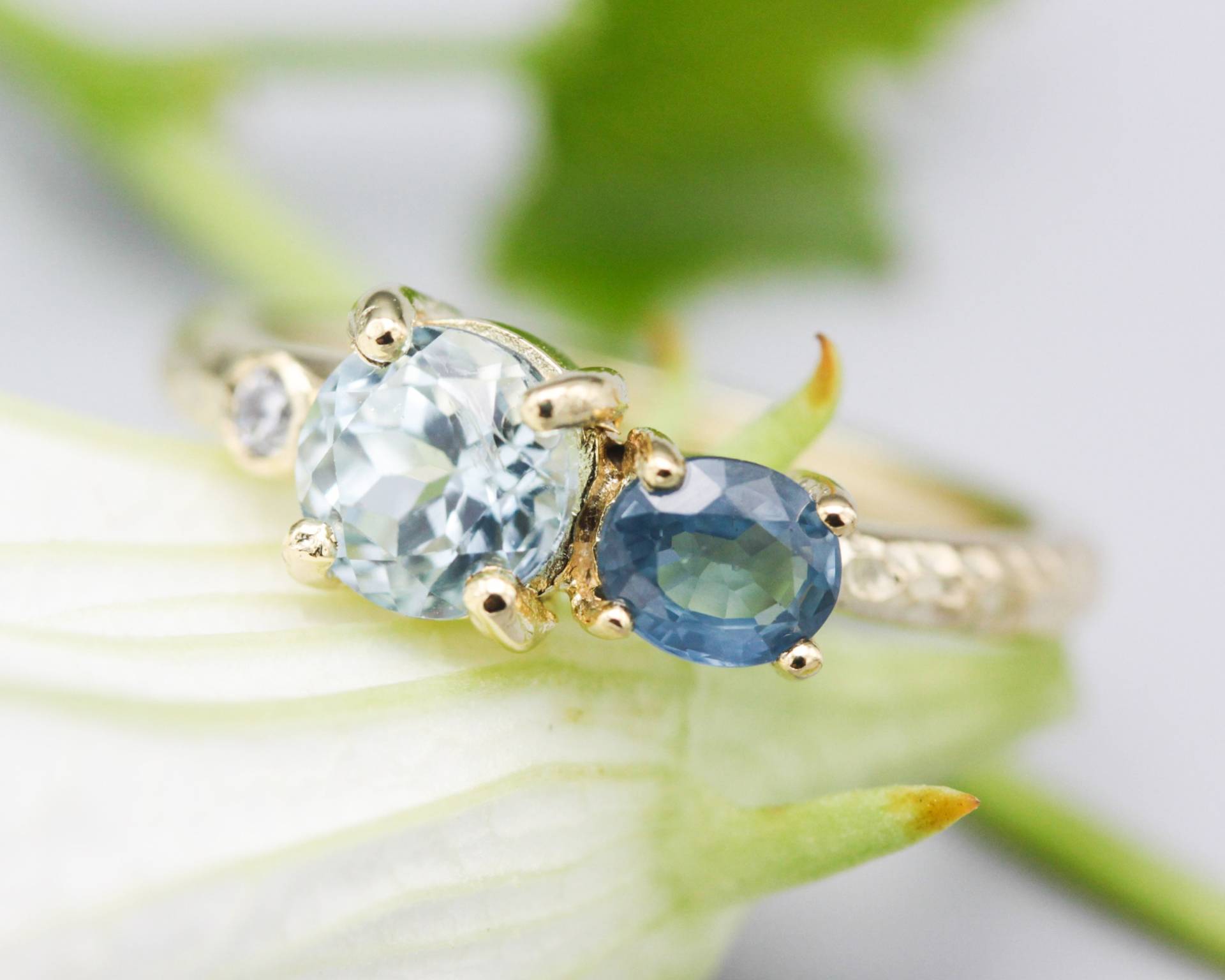 14K Gold Trauring Mit Blautopas, Blausaphir, Diamant Edelstein in Zargenfassung von MetalStudioJewelry