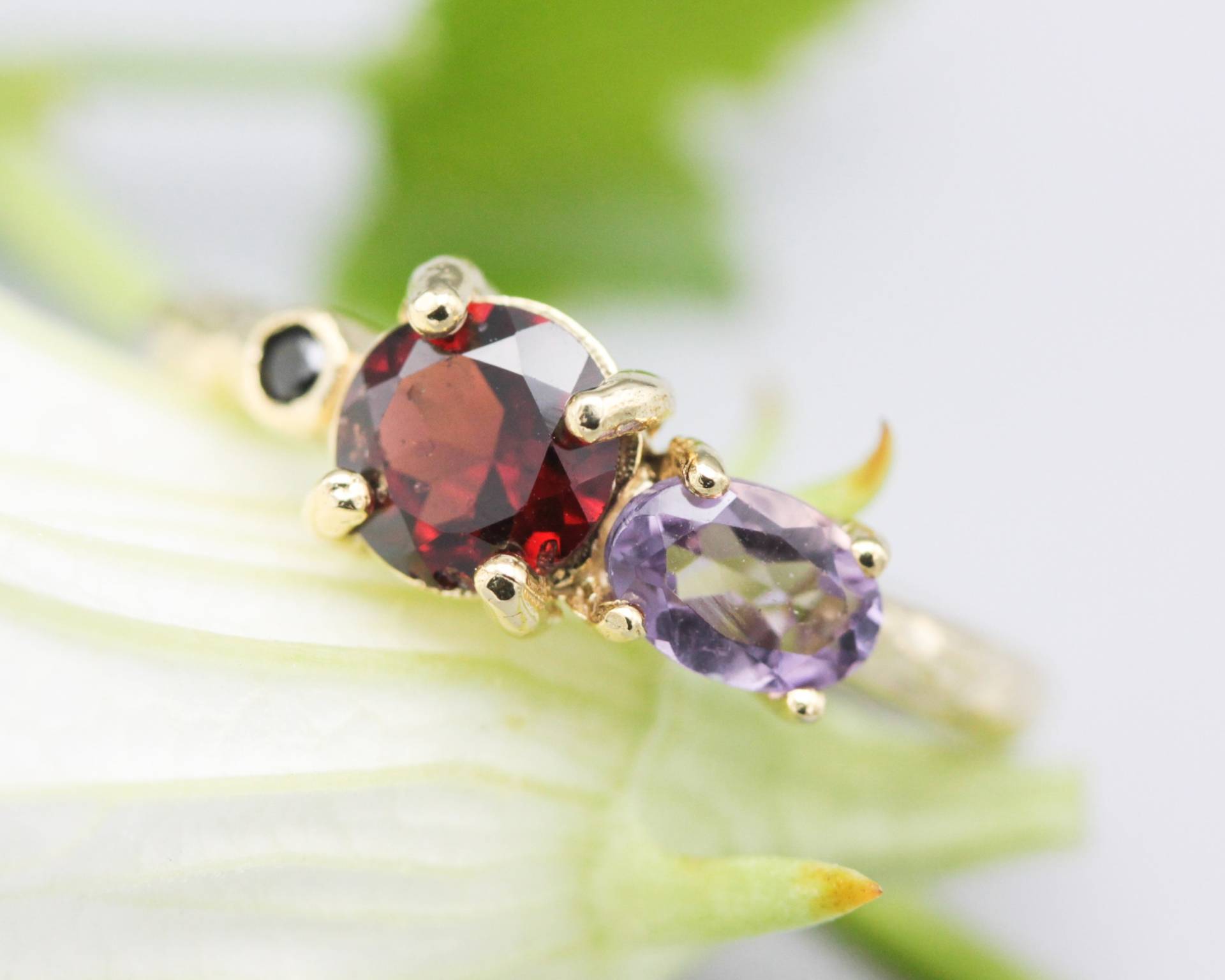 14K Gold Ehering Mit Granat, Amethyst, Schwarzem Spinell Edelstein in Zargen - Und Krappenfassung von MetalStudioJewelry