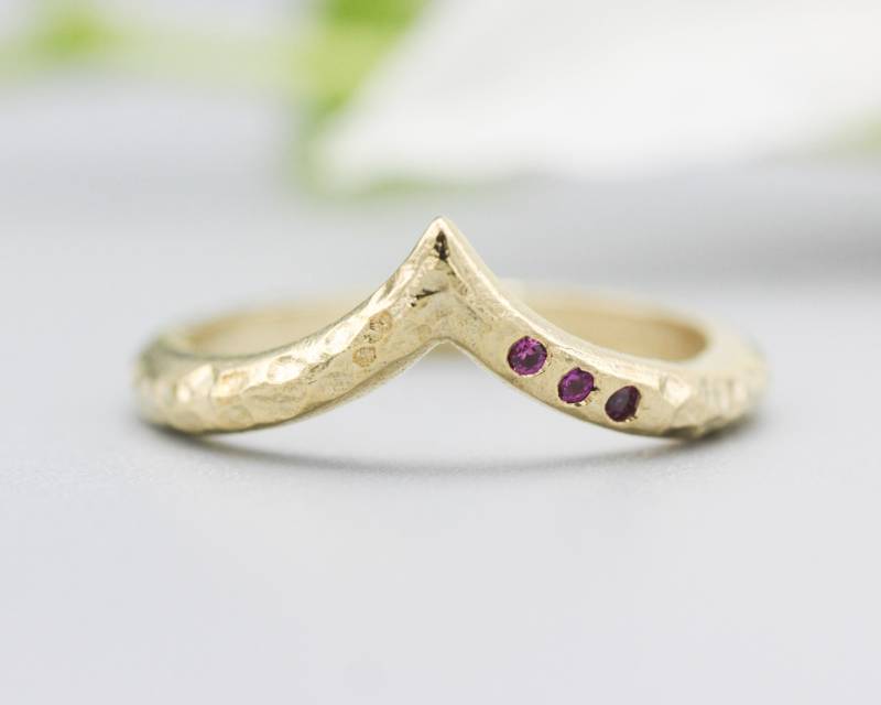 14K Gold Mit Hammerschlag Textur Design Bandring Winzigen 3 Rubinen Auf Der Seite von MetalStudioJewelry