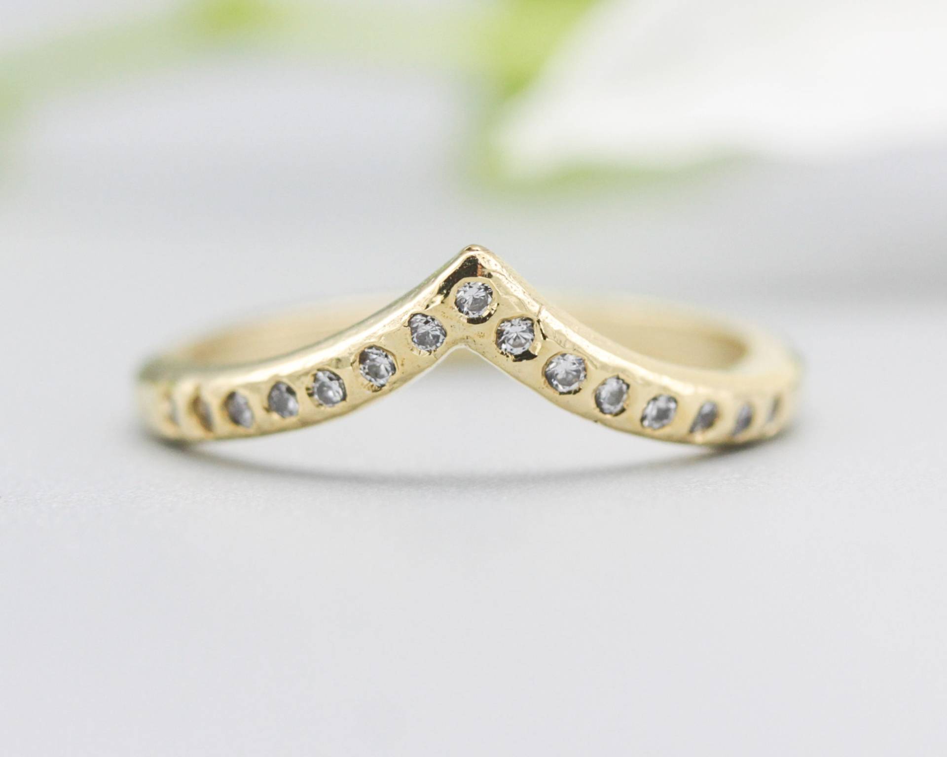 14K Gold Mit Hammer Textur Design-Bandring Winzigen 15 Diamanten in Der Mitte von MetalStudioJewelry